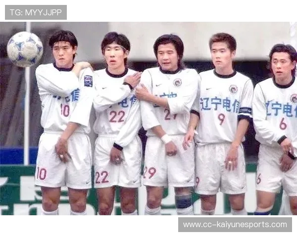 足球巨星背后的奋斗历程与不为人知的故事：从草根到世界舞台的荣耀与挑战