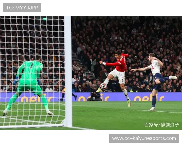 足球球星巧妙晃倒对手瞬间引爆全场掌声精彩瞬间再现